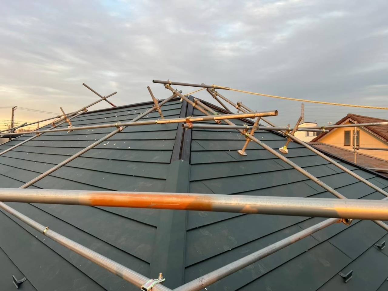 コロニアル屋根のカバー工法の施工風景