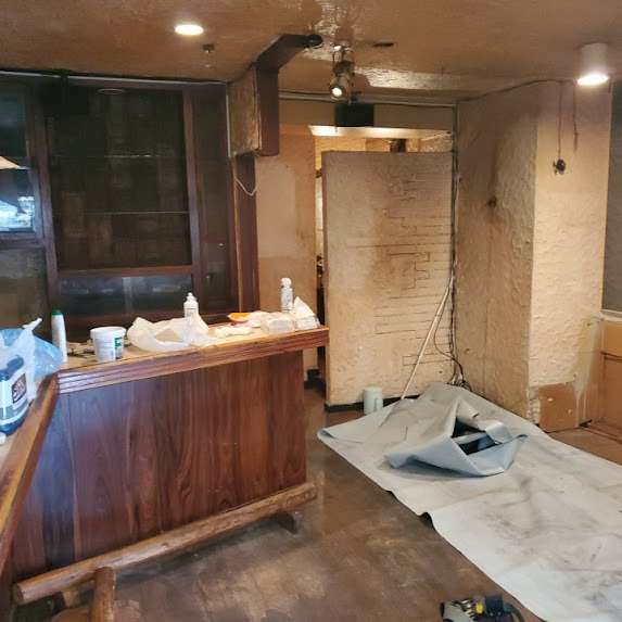 【店舗塗装】行徳駅前の飲食店舗で木部・内装塗装の塗り替え！華やかで印象的な空間に（千葉県市川市）